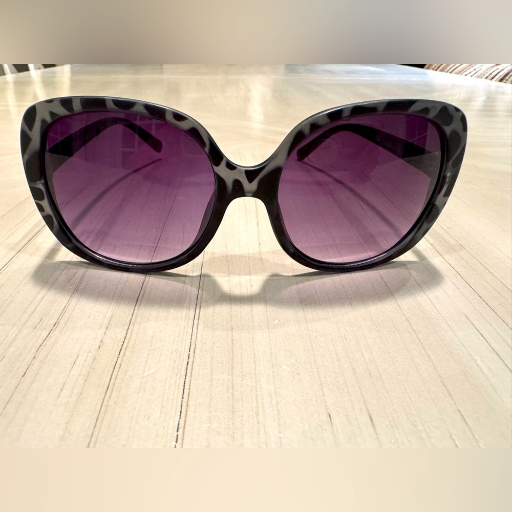 Vera Bradley Oversized 400UV- Carmen Chrysanthemum Crush Sunglasses. EUC!